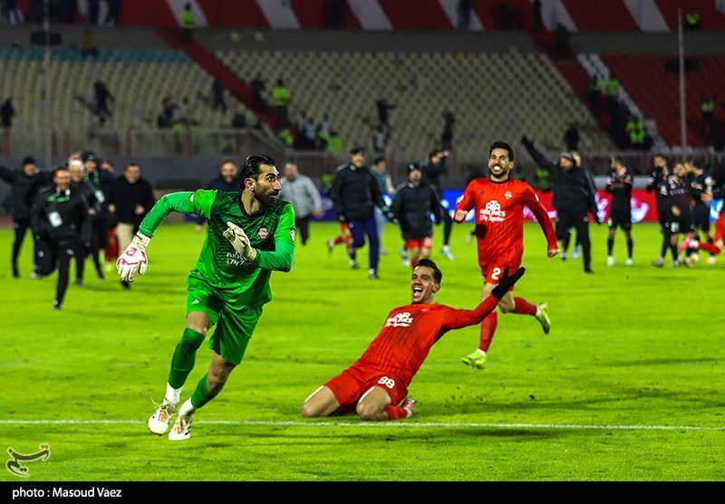 دیدار تیم‌های فوتبال تراکتور و پرسپولیس