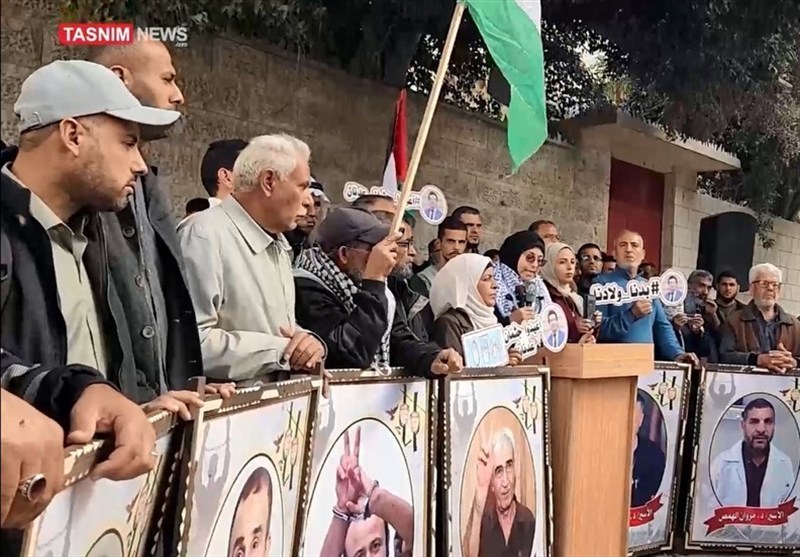 اجتماع خانواده‌های اسرا و شهدای غزه مقابل مقر صلیب سرخ: فرزندانمان را به ما برگردانید!