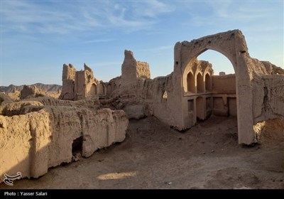 قلعه تاریخی عمرانی گناباد در حال نابودی