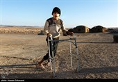 یک فرد معلول در روستای مرزی ملکی در خراسان جنوبی