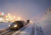 بارش برف در ارتفاعات البرز/ برف‌روبی جاده‌ها توسط راهداران
