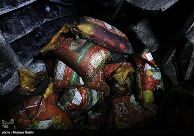 حرق وتخریب مرکز لبیع المواد الغذائیة فی منطقة مبارکة فی اصفهان