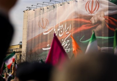 روایت یک پرچم در میدان انقلاب