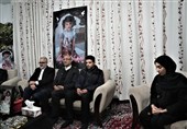 دیدار استاندار کرمانشاه با خانواده شهید 3 ساله «ملینا اسدی»+تصویر