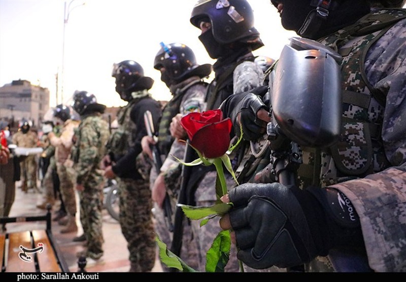 تقدیر مردم از حافظان امنیت در کرمان با اهدای شاخه گل