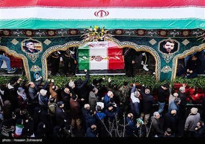 سکان العاصمة الإیرانیة طهران یشییعون 100 شهید من المواطنین وقوى الامن