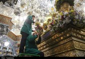 گل‌آرایی ضریح حرم حضرت معصومه(س)