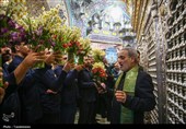 گل‌آرایی ضریح حرم حضرت معصومه(س)
