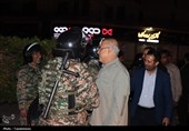 اهدای گل به نیروهای انتظامی و بسیج توسط مسئولان هرمزگان