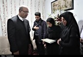 دیدار استاندار کرمانشاه با خانواده شهیده سه ساله، ملینا اسدی