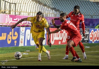 دیدار تیم های فوتبال فجر شهید سپاسی و پرسپولیس