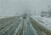 بارش برف محورهای مواصلاتی اردبیل را مسدود کرد