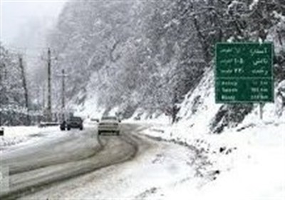 برف سنگین در گردنه حیران/محور اردبیل آستارا مسدود شد