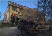 واژگونی جرثقیل به یک مدرسه و 3 خودرو در تهران خسارت زد/راننده مصدوم شد