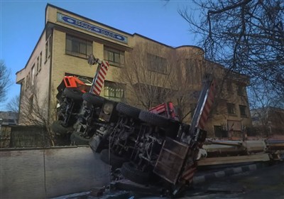 واژگونی جرثقیل به یک مدرسه و 3 خودرو در تهران خسارت زد/راننده مصدوم شد