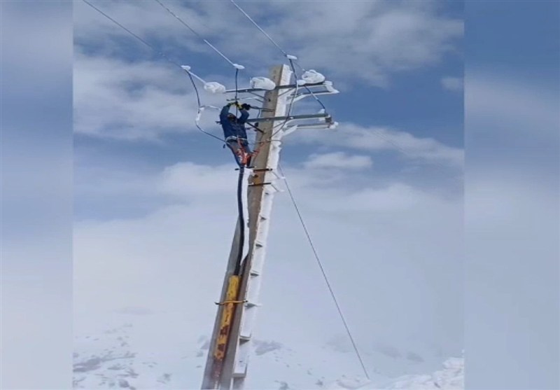 تلاش در دمای زیر صفر درجه برای پایدار نگهداشتن شبکه توزیع برق  اردبیل