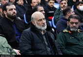 سردار حسن مشروعی‌فر فرمانده سپاه حفاظت ولی‌ امر در مراسم گرامیداشت روز پاسدار ورونمایی از سنگ جدید مزار مطهر سپهبد شهید حسین سلامی
