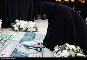 دختر سپهبد شهید حسین سلامی در مراسم گرامیداشت روز پاسدار ورونمایی از سنگ جدید مزار مطهر سپهبد شهید حسین سلامی