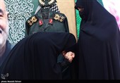 دختر و همسر سپهبد شهید حسین سلامی  در مراسم گرامیداشت روز پاسدار ورونمایی از سنگ جدید مزار مطهر سپهبد شهید حسین سلامی