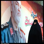 دختر سپهبد شهید حسین سلامی در مراسم گرامیداشت روز پاسدار ورونمایی از سنگ جدید مزار مطهر سپهبد شهید حسین سلامی