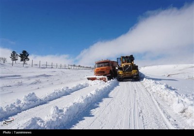 امدادرسانی پلیس لرستان به بیش از 350 خودروی گرفتار در برف و کولاک