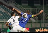 دیدار تیم‌های فوتبال  ذوب‌آهن اصفهان و استقلال تهران
