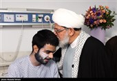 عیادت نمایندگان مقام معظم رهبری از جانبازان جنگ تروریستی اخیر