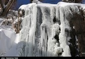 Водопад Ганджнаме замерзает в городе Хамедан