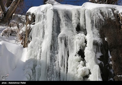 Водопад Ганджнаме замерзает в городе Хамедан
