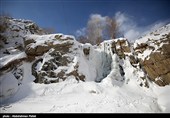 Водопад Ганджнаме замерзает в городе Хамедан