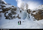 Водопад Ганджнаме замерзает в городе Хамедан