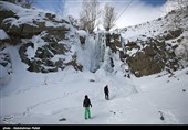 Водопад Ганджнаме замерзает в городе Хамедан