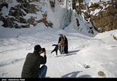 Водопад Ганджнаме замерзает в городе Хамедан