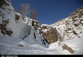 Водопад Ганджнаме замерзает в городе Хамедан