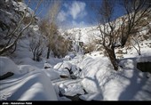 Водопад Ганджнаме замерзает в городе Хамедан