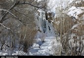 Водопад Ганджнаме замерзает в городе Хамедан