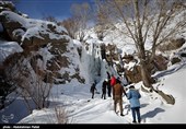 Водопад Ганджнаме замерзает в городе Хамедан