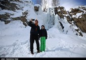 Водопад Ганджнаме замерзает в городе Хамедан