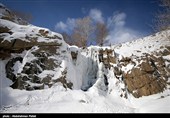 Водопад Ганджнаме замерзает в городе Хамедан