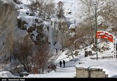 Водопад Ганджнаме замерзает в городе Хамедан