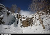 Водопад Ганджнаме замерзает в городе Хамедан