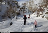 Водопад Ганджнаме замерзает в городе Хамедан