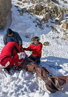 انتقال پیکر کوهنورد جان‌باخته در ارتفاعات روستای آلوچ  مشگین شهر