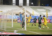 دیدار تیم های فوتبال فجر سپاسی شیراز و خیبر خرم آباد