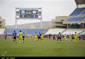 دیدار تیم های فوتبال فجر سپاسی شیراز و خیبر خرم آباد