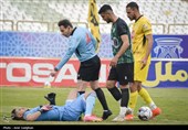 دیدار تیم های فوتبال فجر سپاسی شیراز و خیبر خرم آباد