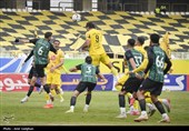دیدار تیم های فوتبال فجر سپاسی شیراز و خیبر خرم آباد
