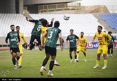 دیدار تیم های فوتبال فجر سپاسی شیراز و خیبر خرم آباد