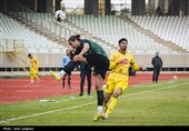 دیدار تیم های فوتبال فجر سپاسی شیراز و خیبر خرم آباد