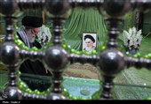 قائد الثورة الإسلامیة یزور مرقد الإمام الخمینی (رض)